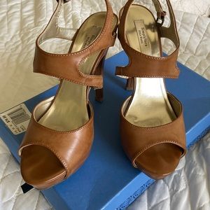 Super sexy Vera Wang heel